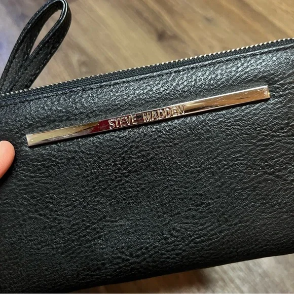 WOMEN'S STEVE MADDEN ZIP AROUND WALLET  black - Picture 6 of 9